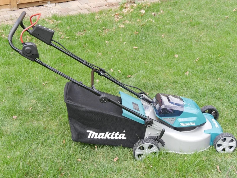 Makita XML03CM1 Brushless Cordless Lawn Mower